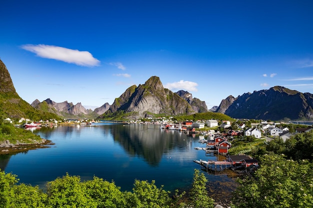 Die Lofoten sind ein Archipel in der Provinz Nordland, Norwegen. Ist bekannt für eine unverwechselbare Landschaft mit dramatischen Bergen und Gipfeln, offenem Meer und geschützten Buchten, Stränden und unberührten Ländern.