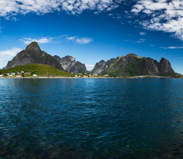 Die Lofoten sind eine Inselgruppe in der Provinz Nordland, Norwegen. Ist bekannt für eine unverwechselbare Landschaft mit dramatischen Bergen und Gipfeln, offenem Meer und geschützten Buchten, Stränden und unberührten Ländern.