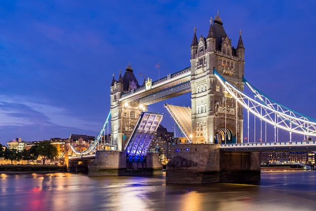 Die London Tower Bridge hochheben