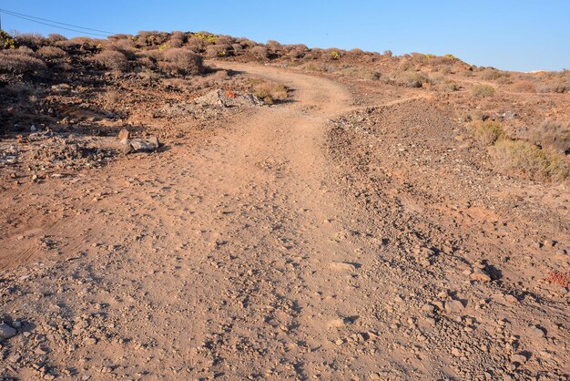 Die Long Dirt Desert Road verschwindet im Horizont.
