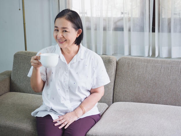 Die Älteren sitzen gerne beim Kaffeetrinken