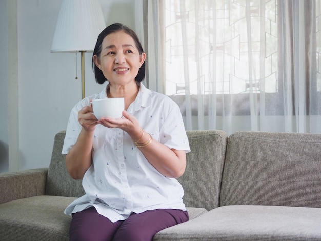 Die Älteren sitzen gerne beim Kaffeetrinken