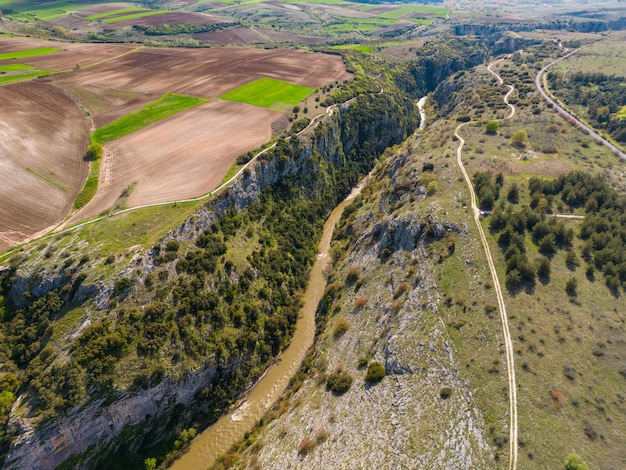 Die Luftaufnahme der Aggitis-Schlucht in Griechenland bietet einen atemberaubenden Luftblick auf die gewundenen steilen Klippen des Flusses und die üppige Vegetation, die dieses Naturwunder ausmachen