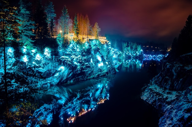 Die majestätische Marmorschlucht in Ruskeala. Schöne farbige Beleuchtung. Russland, Karelien, Winternacht.