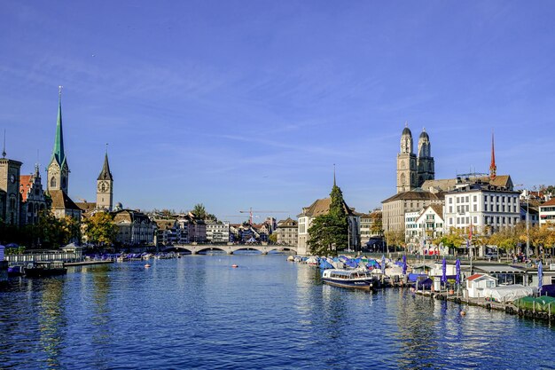 Foto die malerische aussicht auf den fluss limmat in zürich, schweiz