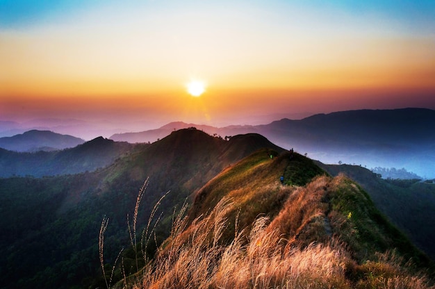 Die malerische Bergkette beim Sonnenuntergang