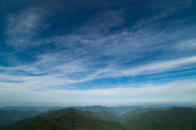 Die malerische Berglandschaft im Hintergrund von Wolken