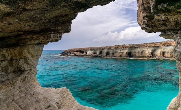 Die malerische Höhle liegt am Ufer des Mittelmeeres.