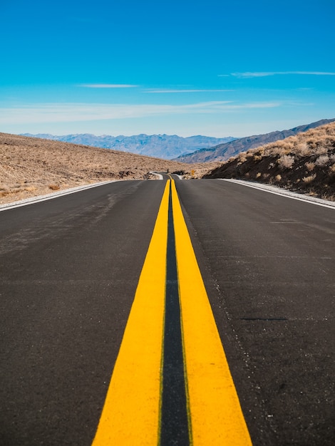 Die malerische leere Straße im Death Valley mit Blick auf die Hügel