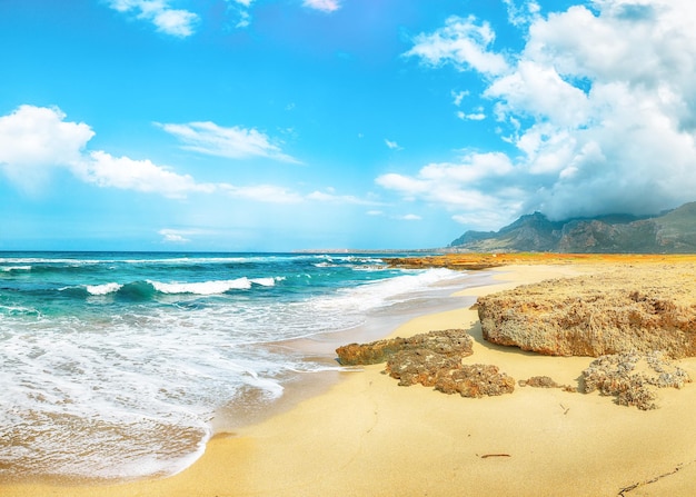 Die malerische Meereslandschaft am Strand von Isolidda in der Nähe des Kaps San Vito