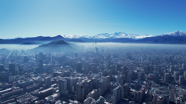 Die malerische Nebellandschaft in der Metropolregion Santiago, Chile