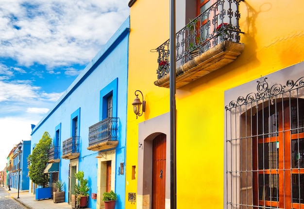 Die malerischen alten Straßen der Stadt Oaxaca und die farbenfrohen Kolonialgebäude im historischen Stadtzentrum