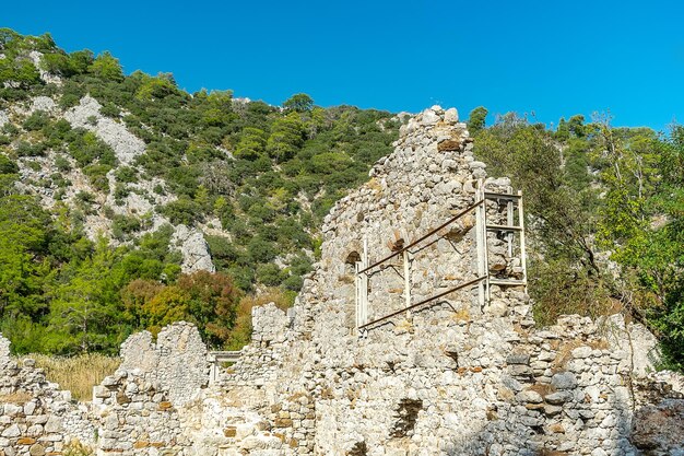 Die malerischen Ruinen der antiken Stadt Olympos in der Türkei