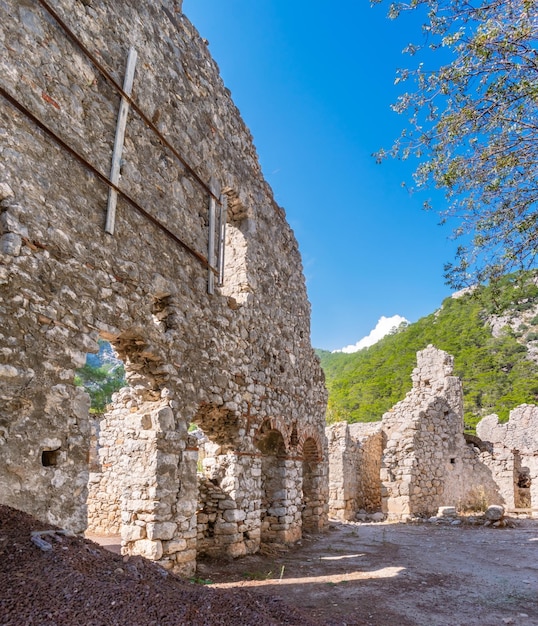 Die malerischen Ruinen der antiken Stadt Olympos in der Türkei