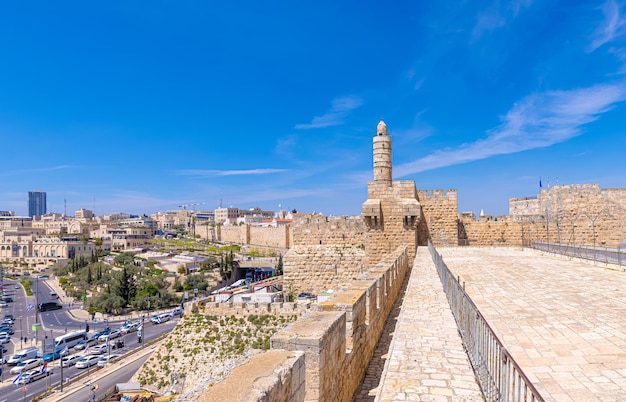 Die malerischen Stadtmauern von Jerusalem Israel gehen über die Mauern der Altstadt mit Panoramablick auf die Skyline