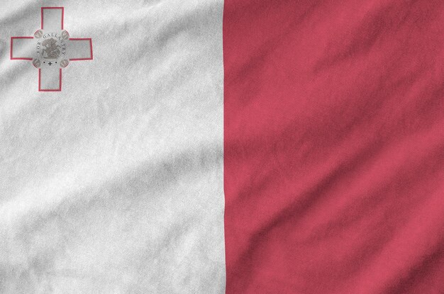 Die maltesische Flagge auf einem gefalteten, welligen Stoff aus altem Stoff