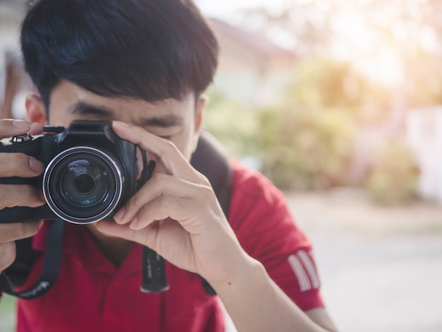 Die Mannphotographie während machen Foto