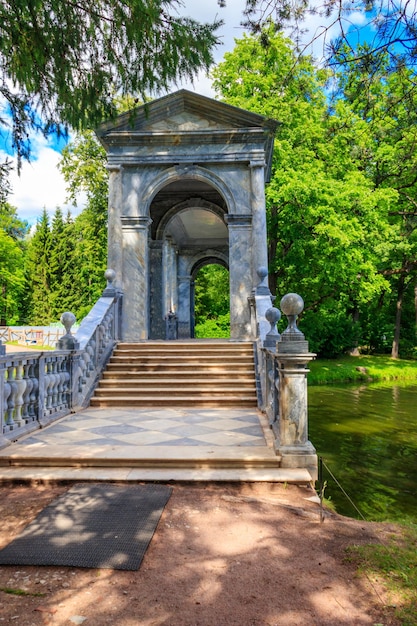 Die Marmorbrücke oder die Sibirische Marmorgalerie ist ein dekorativer Fußgängerweg mit überdachter Palladian-Brücke im Katharinenpark in Puschkin Zarskoje Selo Russland