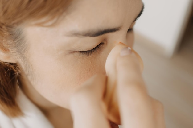 Die Maskenbildnerin ist bei der Arbeit und trägt Make-up auf ihrem Modell