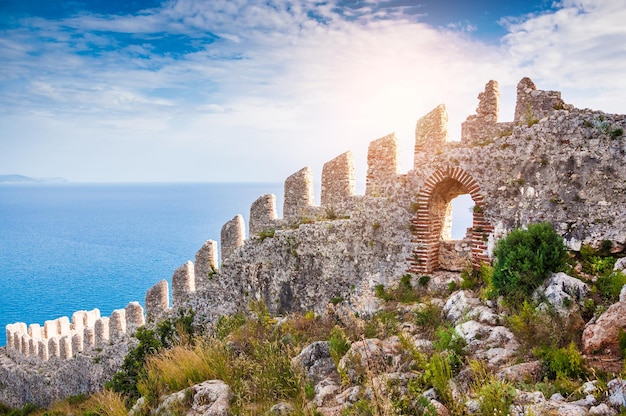 Die Mauer einer alten Festung auf dem Hügel in Alanya, Türkei. Schöne Sommerlandschaft