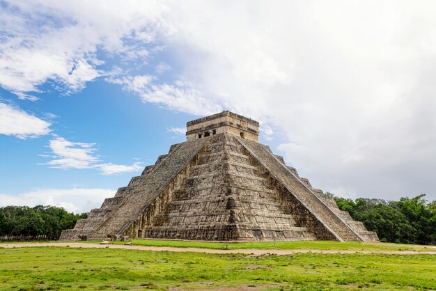 Die Mayapyramide in Chichen Itza Mexiko.