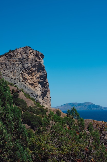 Die meerküste der krim das dorf novy svet in der nähe von sudak sommerseelandschaft reisendes hiki