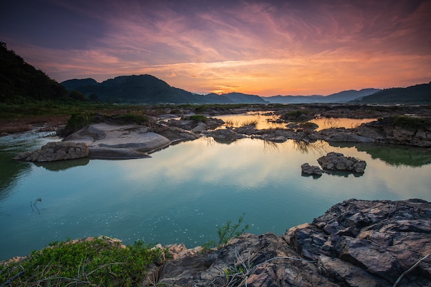 Die Mekong-Grenzen von Thailand und von Laos während der Trockenzeit.