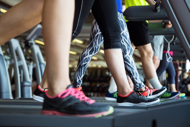 Die Menschen auf dem Laufband laufen