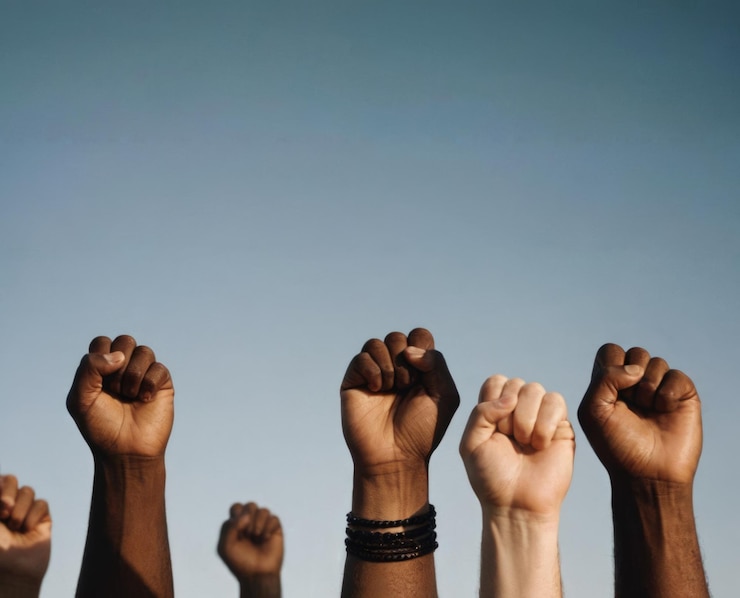 Foto die menschen erhoben ihre fäuste für multiethnische einheit und gleichheit