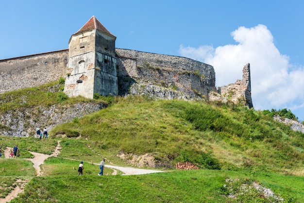 Die Menschen erklimmen den Weg zur Rasnov-Zitadelle