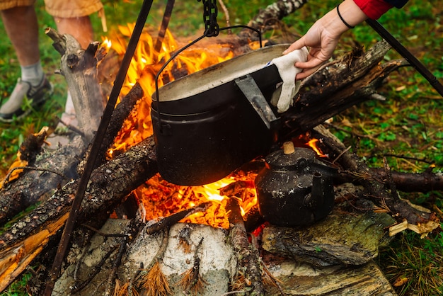 Die Menschen kochen Essen im Freien.