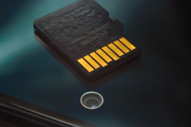 Die Micro-SD-Karte liegt auf dem Smartphone-Bildschirm in der Nähe