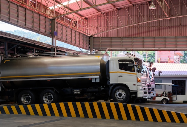 Die Milchtanks laden Milch zur Verarbeitung in Lagertanks