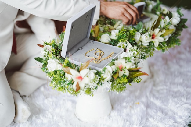 Foto die mitgift wird auf dem wunderschönen blumenständer einer hochzeit in thailand platziert