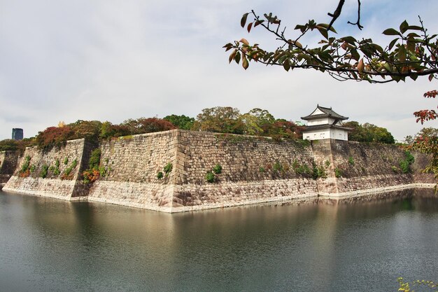 Die mittelalterliche Burg im Herbst Osaka Japan