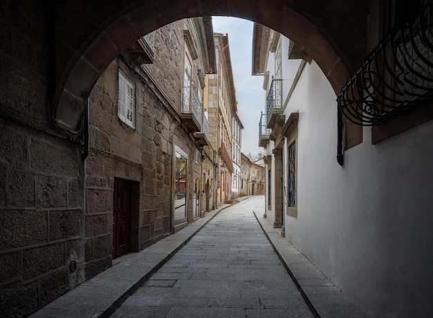 Die mittelalterliche Santa Maria-Straße ist die älteste Straße der Stadt Guimaraes, Portugal.