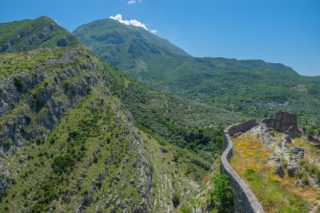 Die mittelalterliche Steinfestung liegt hoch in den Bergen