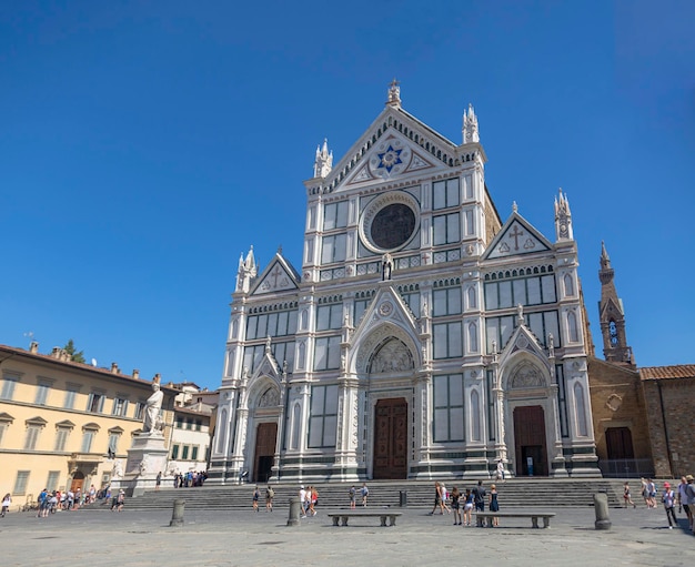 Die moderne Fassade der Piazza del Duomo in Florenz wurde im Italien des 19. Jahrhunderts erbaut