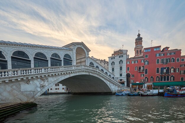 Foto die morgenstille in venedig ein sonnenaufgang auf den kanälen