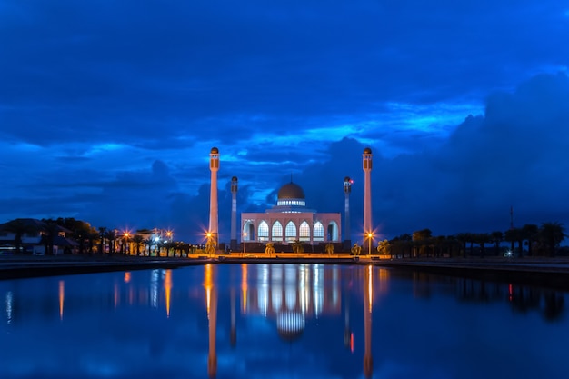 Die Moschee dämmerungsblauer Himmel