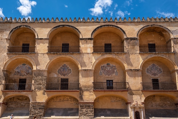 Die Moschee-Kathedrale in Cordoba, Spanien. Außenwand-Fassadenansicht.