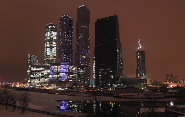 Die moskauer skyline bei nacht mit dem namen der bank von moskau