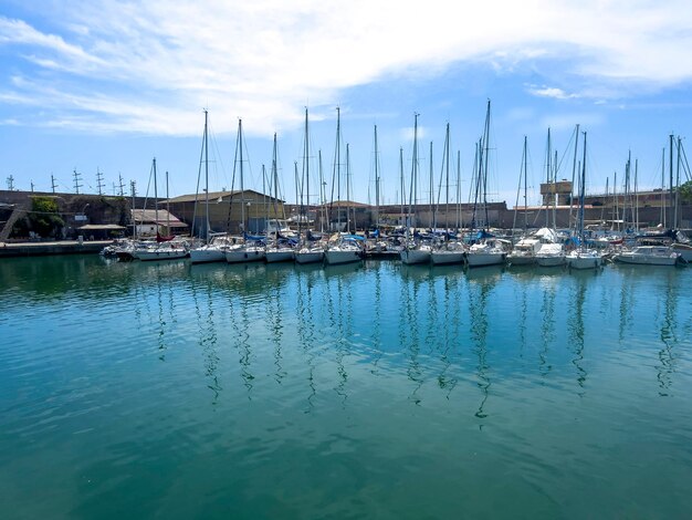 Die Motorboote im Hafen von Civitavecchia