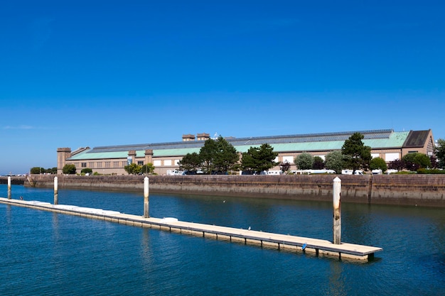 Die Mündung des Hafens Chantereyne vor La Cite de la Mer in CherbourgenCotentin.