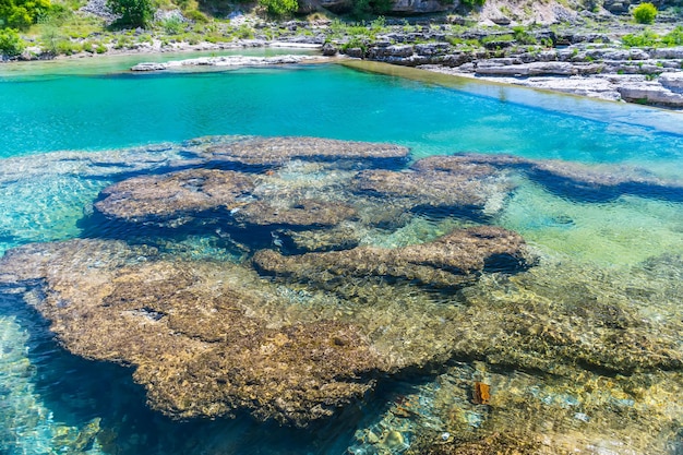 Die Mündung des malerischen und schnellen Flusses Tsievna Niagara Falls Montenegro Podgorica