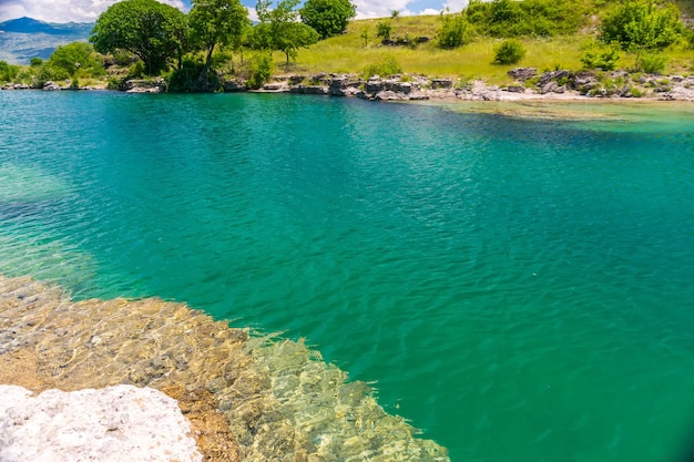 Die Mündung des malerischen und schnellen Flusses Tsievna Niagara Falls Montenegro Podgorica