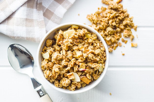 Die Müsli-Frühstückszerealien in einer Schüssel auf einem weißen Tisch