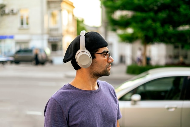 Die Musik genießen, im Urlaub auf der Straße spazieren gehen und Kopfhörer tragen