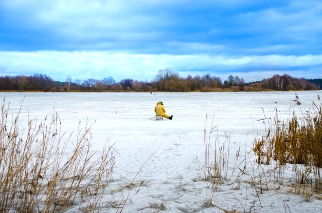 Die mutigen Männer auf dem Eis zum Winterangeln