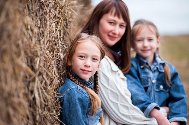 Die Mutter und zwei Töchter ruhen in der Nähe des Heus